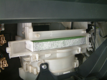 エアコンフィルターをボックスにセットする