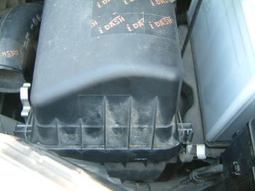 エアエレメントのボックスの留め金具を外した後