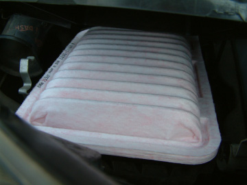 新品のエアエレメントをボックスにセットする