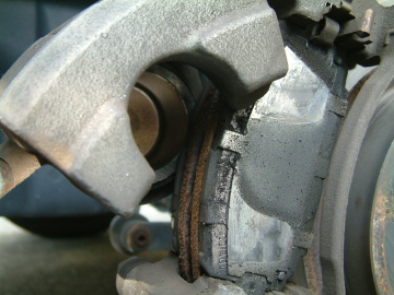 ボルトを外すとキャリパーが上に動く