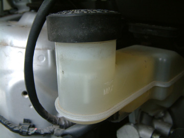 ブレーキオイルの量を確認