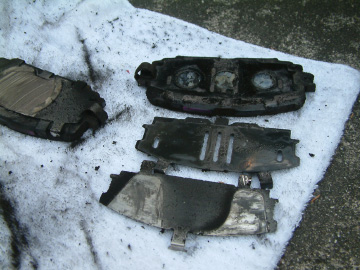 ブレーキキャリパーから取り外したブレーキパッド