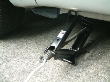 ジャッキで車体を持ち上げる