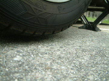 タイヤが地面から離れたらナットを取ってホイールを外す