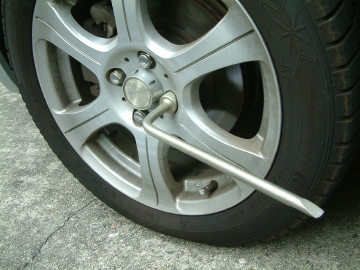 地面にタイヤが接触している状態でホイールのナットを軽く緩めておく