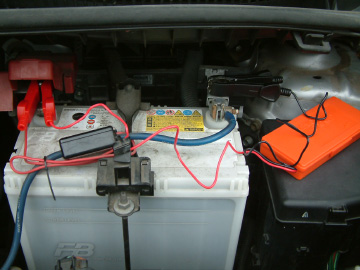 バッテリー端子にメモリーバックアップ装置を接続する