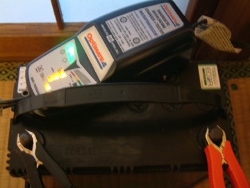 取り外したバッテリーをオプティメイト4デュアルで充電