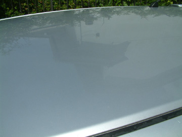 車のボディーに水を掛ける