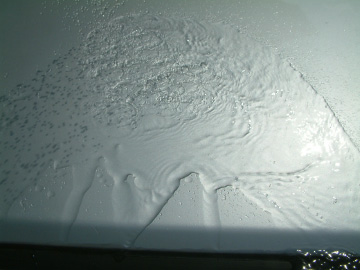 カーシャンプーを水で洗い流す