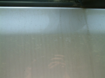 汚れた車のボディー