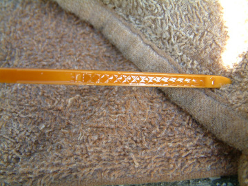 レベルゲージでエンジンオイルを点検する