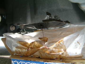 廃油処理箱へ古いエンジンオイルを排出