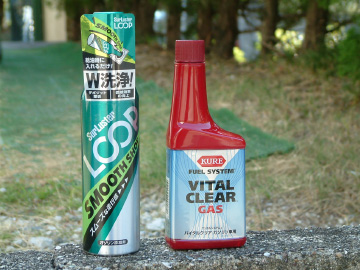 車の燃料添加剤（シュアラスターのループスムースショット、クレのバイタルクリアガス）