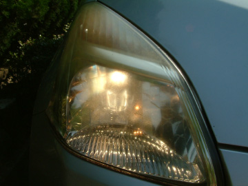 高効率ハロゲンバルブに交換後のラクティスのヘッドライト