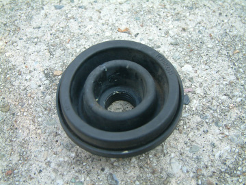 ヘッドライトバルブに取り付けられているゴム部分を取り外す