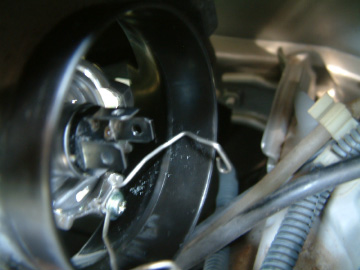 新品のヘッドライトバルブを台座に取り付ける