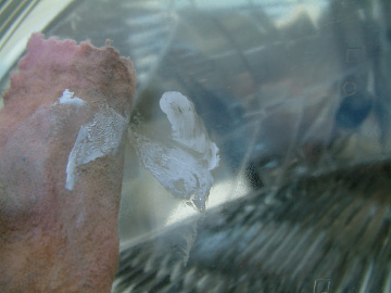 ヘッドライトレンズをケミカルで磨く