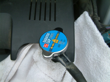 ラジエターキャップを左に1度回す