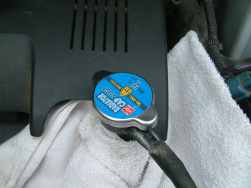 ラジエターキャップを左にもう1度回す