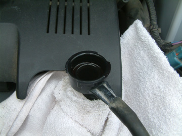 台座からラジエターキャップを取り外す