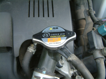 新品のラジエターキャップを台座にセットする