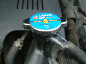 ラジエターキャップの周りの配管が白くなっている