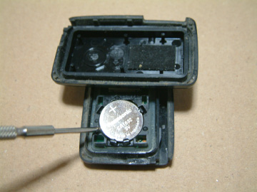 スマートキーの電池を精密ドライバーで外す