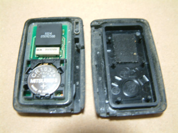 スマートキーに新品の電池を入れる