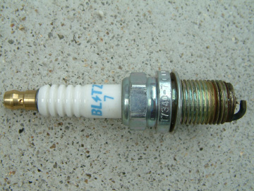 車のスパークプラグ（ブリッツのイリジウムプラグ）
