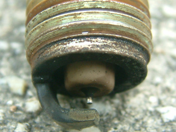 車のスパークプラグの中心電極が少し消耗した状態