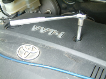 車のエンジンの上部カバーを外す