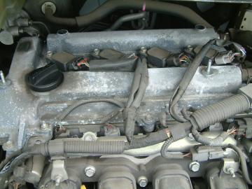 車のエンジンの上部カバーを外し終わった状態