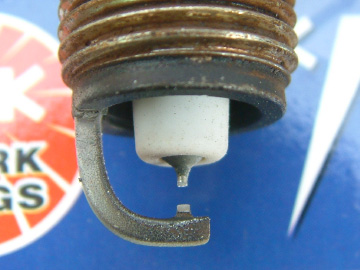 両電極にイリジウムと白金を採用した高寿命タイプのスパークプラグ