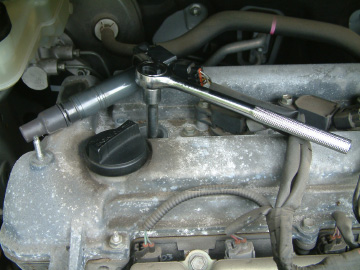 プラグレンチでスパークプラグを外す