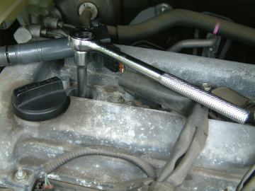 ラチェットをセットしてプラグレンチで新しいスパークプラグを取り付ける