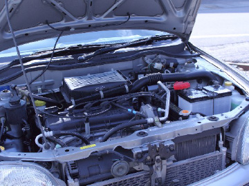 車のエンジンルーム