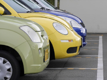 駐車場に並んだ車