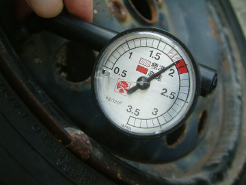 車のタイヤの空気圧計