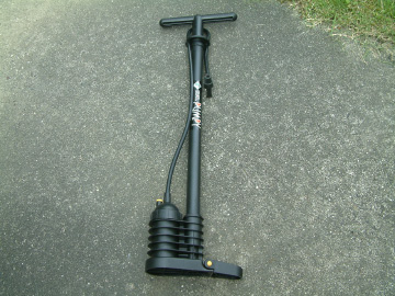 車のタイヤの空気入れ（大橋産業のポンピィ）