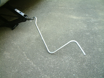 ジャッキで車体を持ち上げる