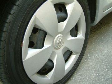 スチールホイールにホイールキャップを取り付ける