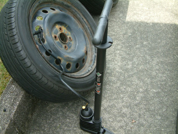 車のタイヤに空気を入れる