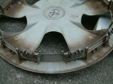 スチールホイールに取り付けるホイールキャップの裏側