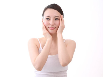 スキンケアする若い女性