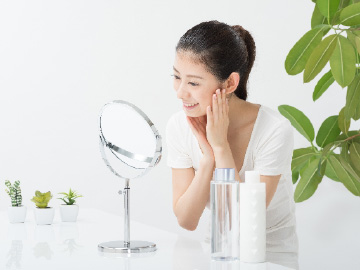 化粧水をつける女性