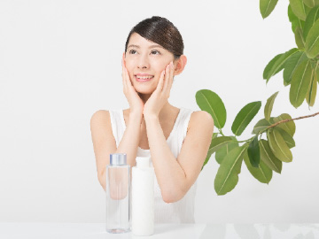 化粧水を塗る女性