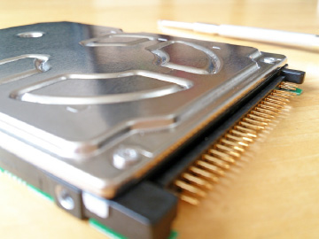 ハードディスクドライブ