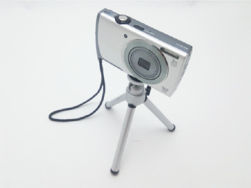 コンパクトデジタルカメラと三脚