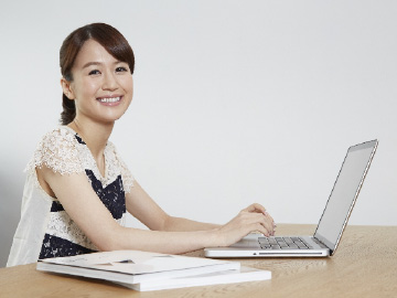 パソコンを操作する女性