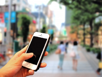 街中でスマホを操作